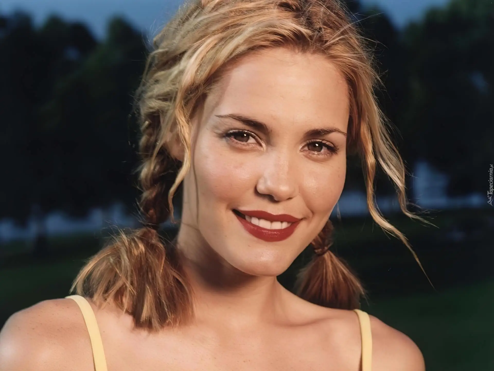 Leslie Bibb Beauty